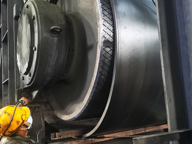 P&aring; plats f&ouml;r sl&auml;pande gummiremskiva