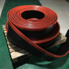 Rubber Skirting Conveyor, yang diperbuat daripada getah asli, menggabungkan bahan berkualiti tinggi, reka bentuk yang disesuaikan, dan sifat pengedap yang berkesan untuk meningkatkan prestasi penghantar, meningkatkan skirt workplarubber