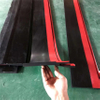 Rubber Skirting Conveyor, yang diperbuat daripada getah asli, menggabungkan bahan berkualiti tinggi, reka bentuk yang disesuaikan, dan sifat pengedap yang berkesan untuk meningkatkan prestasi penghantar, meningkatkan skirt workplarubber